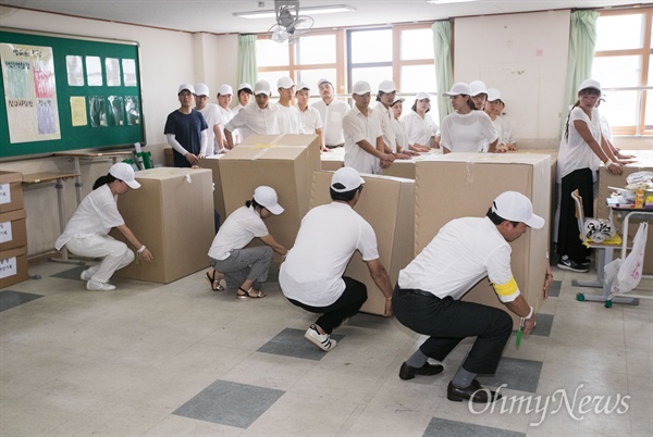  20일 오후 경기도 안산 단원고등학교에서 희생 학생들의 유품과 책상을 안산교육지원청 별관으로 이전 작업을 하고 있다.