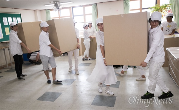  20일 오후 경기도 안산 단원고등학교에서 희생 학생들의 유품과 책상을 안산교육지원청 별관으로 이전 작업을 하고 있다.