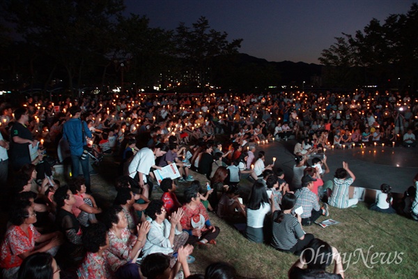 김천강변공원에서 20일 오후 주민 800여 명이 참석한 가운데 사드 배치 반대 촛불문화제가 열렸다