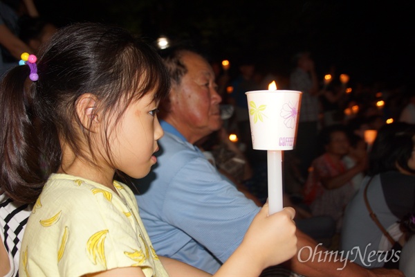 사드 배치 반대 촛불문화제가 20일 오후 김천 강변공원에서 열린 가운데 한 어린이가 촛불을 들어 보이고 있다.