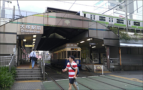 도쿄명물 1량짜리 전차역, 위로는  JR山手線(JR 야마노테센)이 달린다.