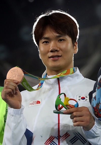 영광의 동메달 20일 오후(현지시간) 브라질 리우데자네이루 올림픽파크 카리오카 아레나 3에서 열린 2016 리우올림픽 태권도 남자 80㎏초과급에서 동메달을 획득한 차동민이 포즈를 취하고 있다. 