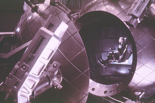  베가성까지 닿을 최첨단 우주탐사선은 앨리너의 명상을 이끌어내기 위한 공간과도 같다.