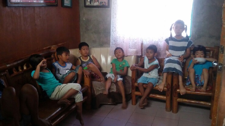 텔레비전 보려고 동네아이들 다 모인 필리핀 친구 알드윈의 집에서