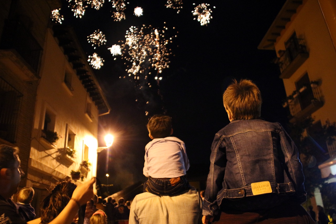 에스텔라의 마을 축제에서 아빠 무등 타고 불꽃놀이를 바라보는 아이들