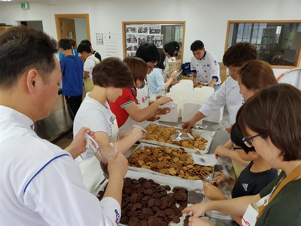 어깨동무 가족봉사단은 21일 대한제과협회 경남지회 세미나실에서 사랑의 쿠키 만들기 봉사.