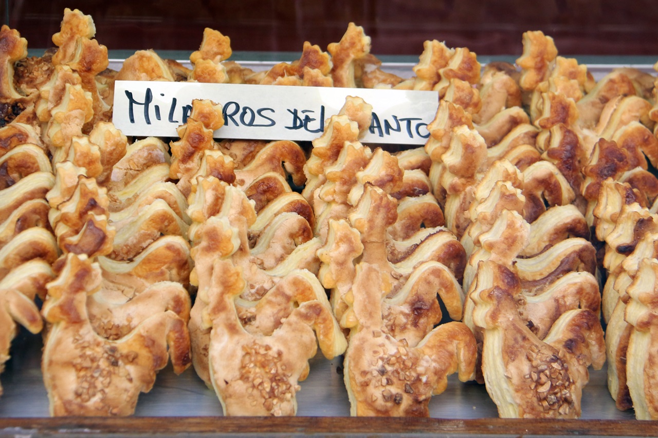 산토 도밍고 데 칼사다의 닭 모양 과자 닭에 얽힌 전설이 있는 도시다보니 모든 기념품이 닭모양이었다