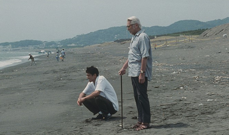  뻣뻣한 아버지 쿄헤이와 그와 꼭 닮은 아들 료타가 바다를 바라보고 있다.