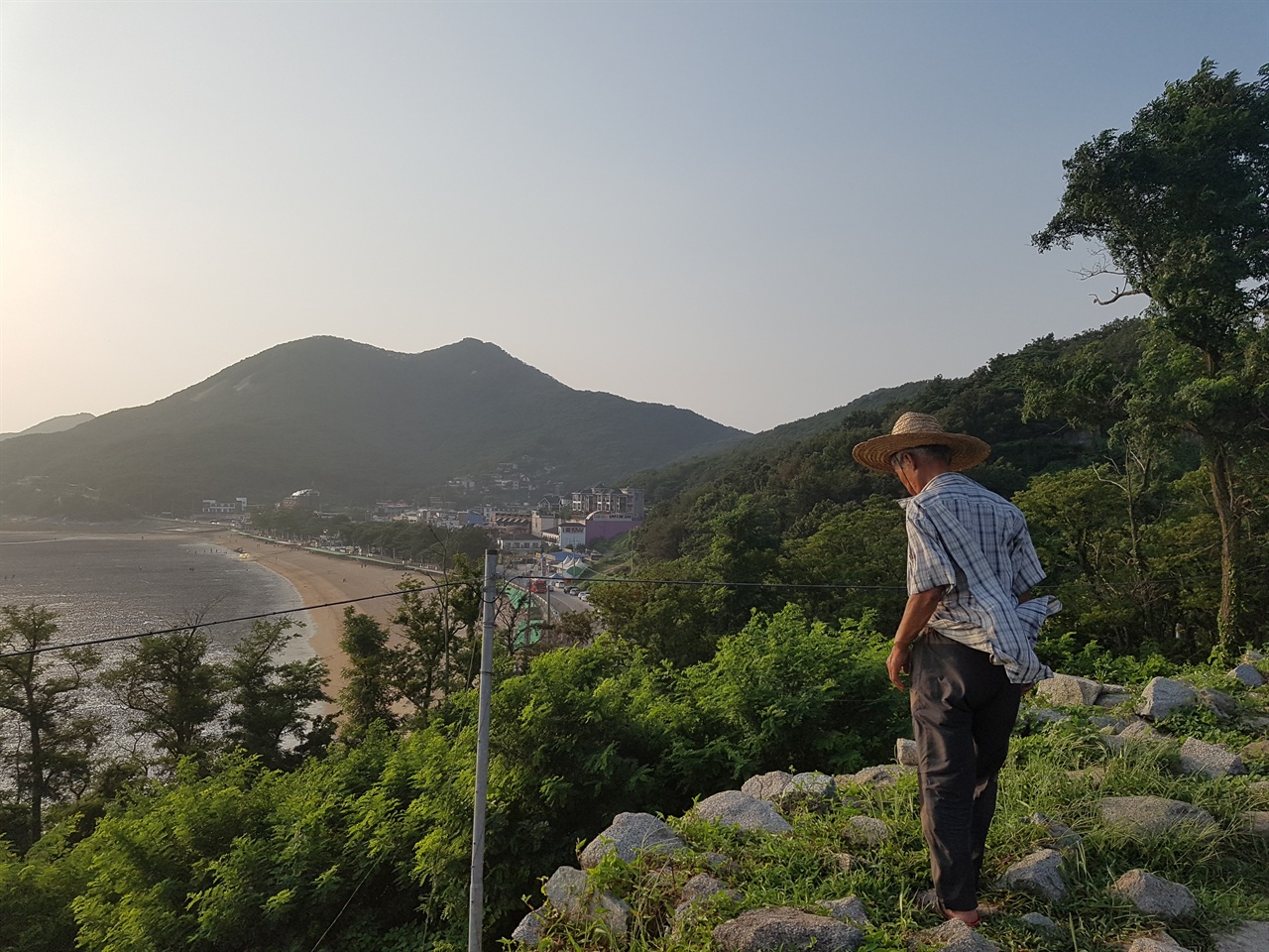  분오리돈대에서 본 동막리해수욕장. 마니산과 갯벌이 드러난 해안선이 아름답습니다.