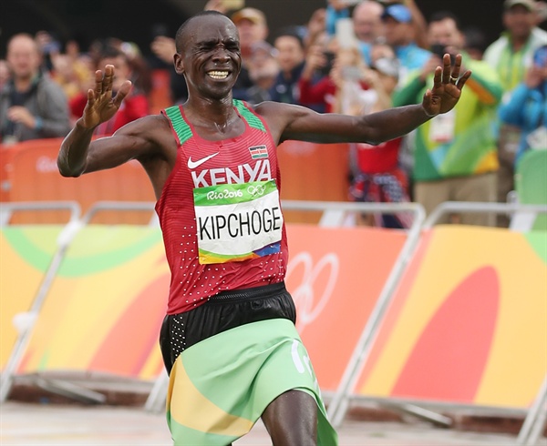 2016년 8월 21일(현지시간) 브라질 리우데자네이루 삼보드로무에서 열린 리우올림픽 마라톤에서 금메달을 차지한 케냐 엘루이드 킵초게가 결승선을 통과하고 있다.
