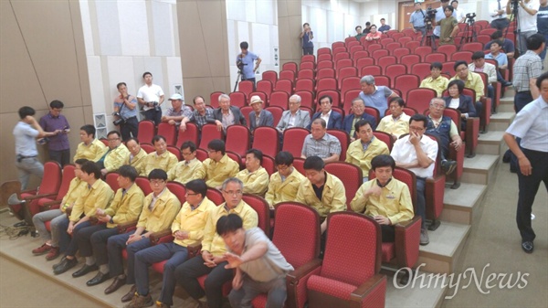 김항곤 군수의 기자회견에 앞서 군청 직원들과 보수단체 회원 등이 성주군청 대강당에 앉아 있다.