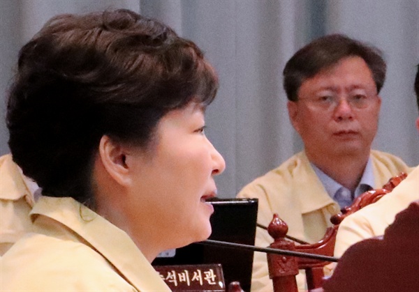 박근혜 대통령이 지난 22일 청와대-세종청사간 을지 국무회의에서 발언하고 있다. 우병우 민정수석도 자리에 배석해 앉아 있다.