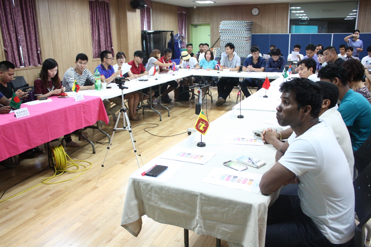 김포시외국인주민지원센터의 외국인 주민 리더십 양성 아카데미에서 강연을 듣는 이주민들