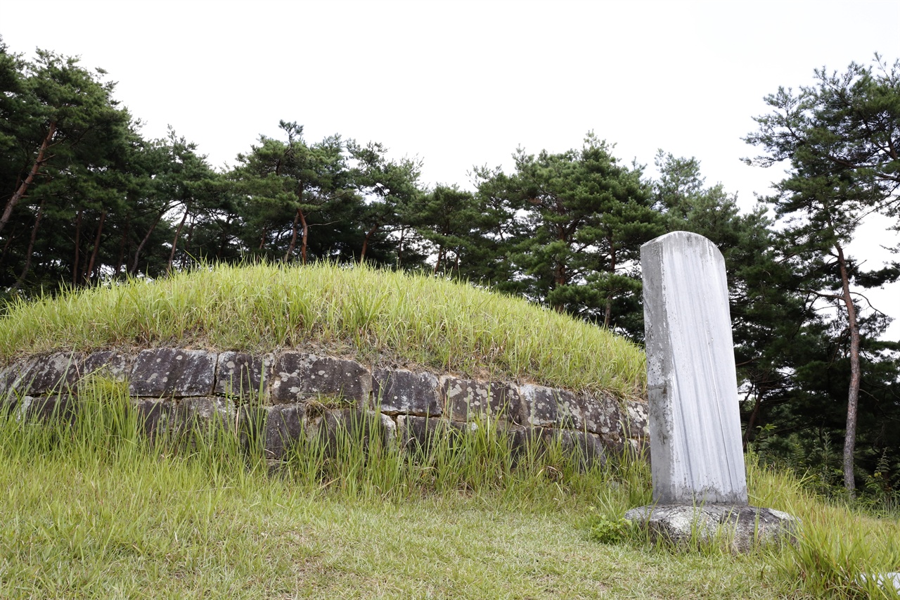 '청백리'의 상징이 된 아곡 박수량 선생의 묘와 백비. 아곡의 태자리인 전남 장성군 황룡면에 있다.