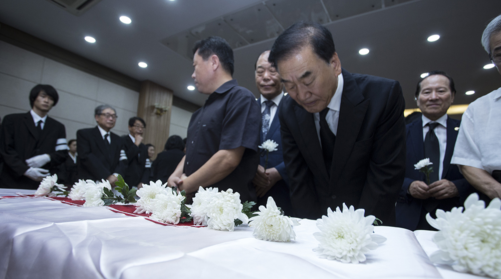  고 박형규 목사의 장례예배가 22일 오전 서울 종로구 연지동 한국기독교회관 2층 조에홀에서 엄수된 가운데, 이재오 전 의원이 고 박 목사의 시신이 담긴 관에 헌화 후 기도하고 있다. 