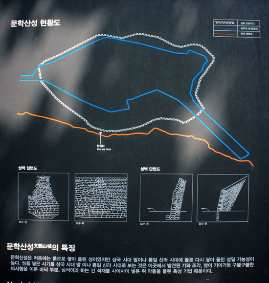 문학산성 지도. 흰 선이 성벽, 푸른 선이 현재의 군 부대 경내, 주황색 선이 등산로를 표시한다.
