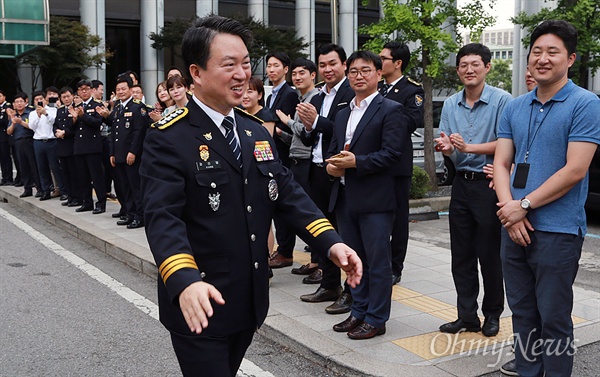 강신명 경찰청장이 지난 8월 23일 오전 서울 서대문구 경찰청에서 열린 자신의 이임식에 참석한 동료 경찰관의 박수를 받으며 청사를 떠나고 있다.