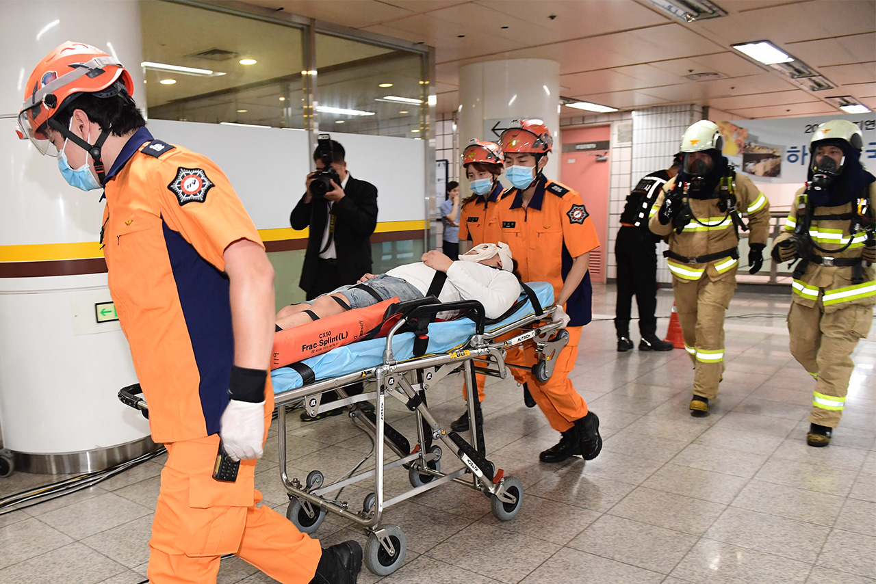 23일 오후 2시부터 서울 영등포구 여의도역에서 실시된 ‘2016 을지훈련 지하철 테러대응 실제훈련’에서 119 구급대원들이 폭발 테러 현장에서 환자를 후송하고 있다.