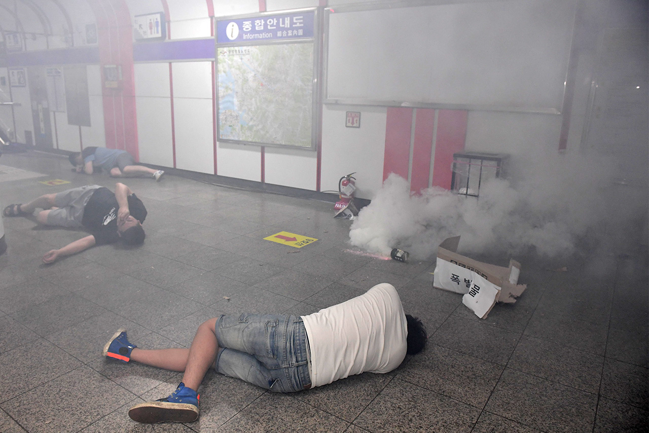 23일 오후 2시부터 서울 영등포구 여의도역에서 실시된 ‘2016 을지훈련 지하철 테러대응 실제훈련’중 지하철 승강장에서 발생한 폭발테러에 의해 시민들이 쓰러져있다.