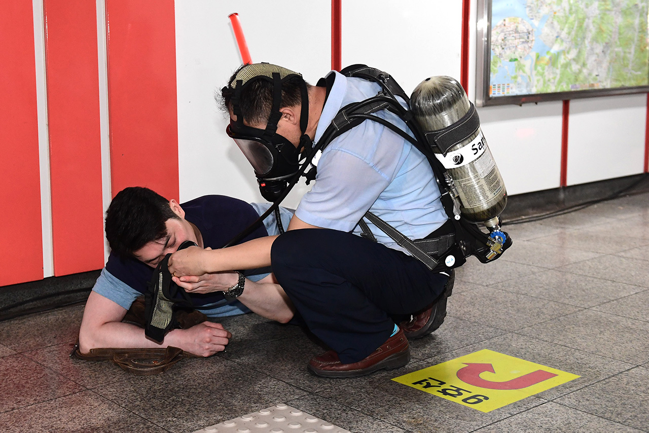 23일 오후 2시부터 서울 영등포구 여의도역에서 실시된 ‘2016 을지훈련 지하철 테러대응 실제훈련’중 지하철역 승무원들이 폭발테러에 의해 쓰러진 시민들에 응급조치를 취하고 있다. 