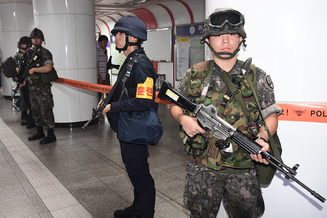 23일 오후 2시부터 서울 영등포구 여의도역에서 실시된 ‘2016 을지훈련 지하철 테러대응 실제훈련’중 군경이 경계활동을 펼치고 있다.