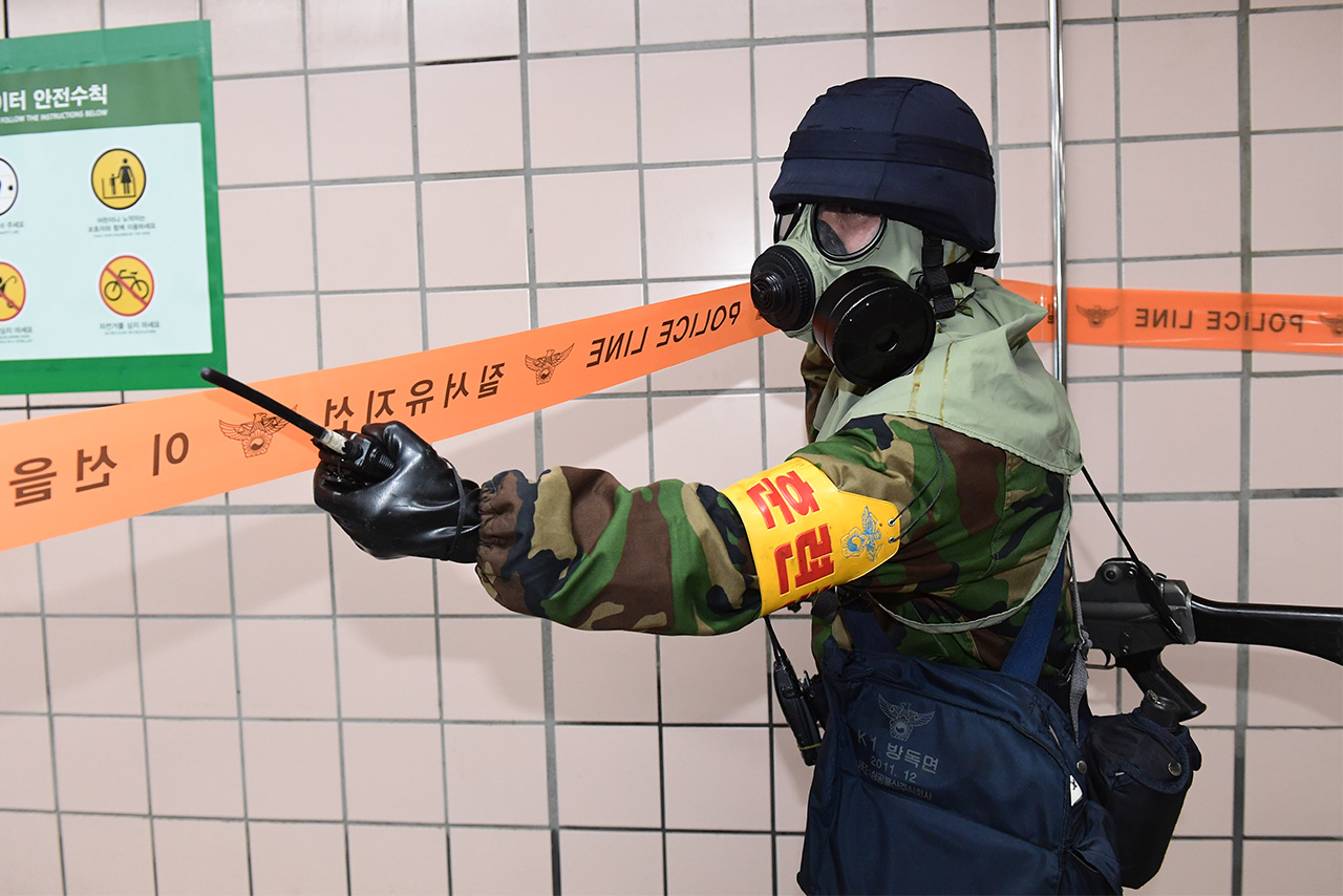23일 오후 2시부터 서울 영등포구 여의도역에서 실시된 ‘2016 을지훈련 지하철 테러대응 실제훈련’중 생화학가스 테러현장에 출동한 경찰이 안전라인을 설치하고 있다.
