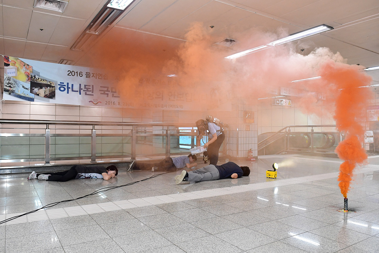 23일 오후 2시부터 서울 영등포구 여의도역에서 실시된 ‘2016 을지훈련 지하철 테러대응 실제훈련’중 생화학가스 테러에 시민들이 쓰러져있다. 