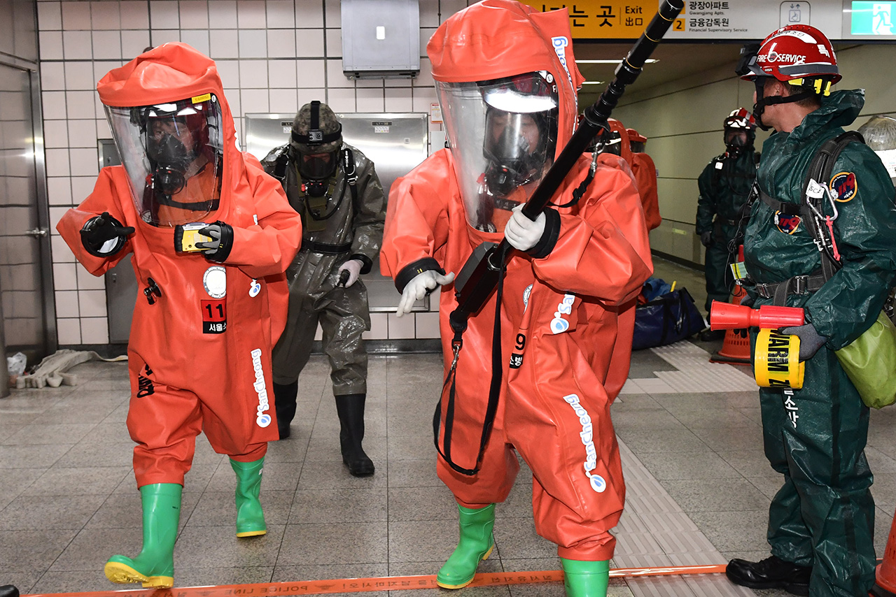  23일 오후 2시부터 서울 영등포구 여의도역에서 실시된 ‘2016 을지훈련 지하철 테러대응 실제훈련’중 119 특수구조대 대원들이 생화학가스 테러 현장에 투입되고 있다.