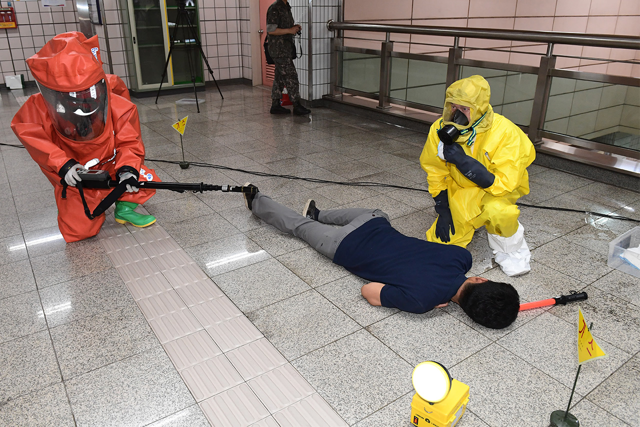  23일 오후 2시부터 서울 영등포구 여의도역에서 실시된 ‘2016 을지훈련 지하철 테러대응 실제훈련’중 119 특수구조대 대원들이 생화학가스 테러 현장에 투입되어 쓰러진 시민들을 구조하고 있다.