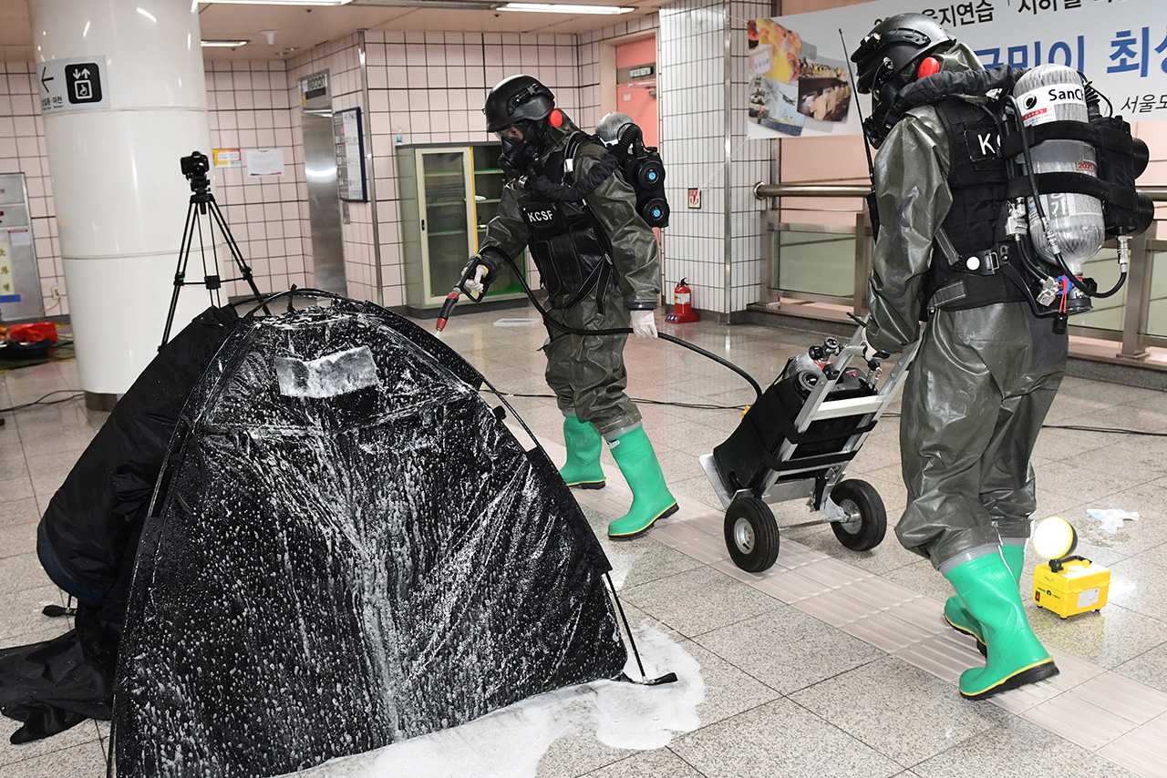  23일 오후 2시부터 서울 영등포구 여의도역에서 실시된 ‘2016 을지훈련 지하철 테러대응 실제훈련’중 수도방위사령부 화생방신속대응팀(CRRT)이 생화학가스 테러 현장에 투입되어 오염지역을 제독하고 있다.