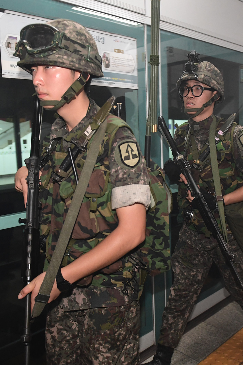 23일 오후 2시부터 서울 영등포구 여의도역에서 실시된 ‘2016 을지훈련 지하철 테러대응 실제훈련’중 지하철 승강장에서 발생한 폭탄테러현장에 군인들이 긴급 투입되고 있다.