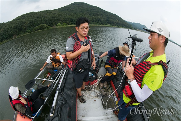 오마이뉴스 4대강 특별취재팀 기자들이 녹조가 창궐한 금강에서 현장중계를 진행하고 있다.