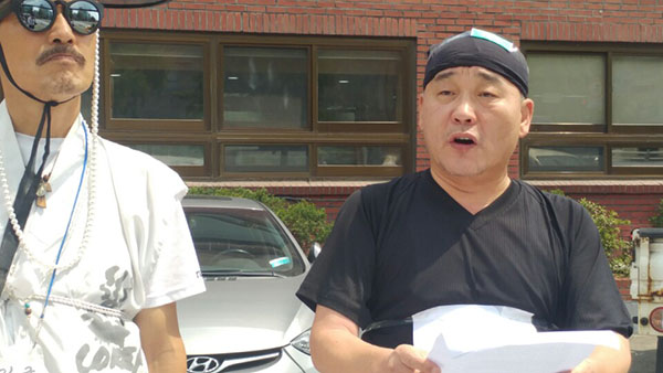 애국국민운동대연합 오천도 대표가 우병우 수석의 사퇴를 촉구하면서 기자회견에서 목소리를 높이고 있다. 