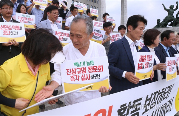 지혜 엄마에게 손 내민 정현찬 농민회장 23일 서울 여의도 국회 본청 앞에서 열린 정의당 결의대회에 참석한 세월호 유가족 '지혜 엄마' 이정숙씨(맨 왼쪽)는 "지난 6월 30일 정부의 강제해산 조치로 특조위 공든탑이 산산이 무너질 위기"라며 야당의 협조를 호소한 뒤 눈물을 훔쳤다. 백남기대책위 공동대표인 정현찬 가톨릭농민회 회장(왼쪽에서 두 번째)이 지혜 엄마에게 손을 내밀고 있다.  