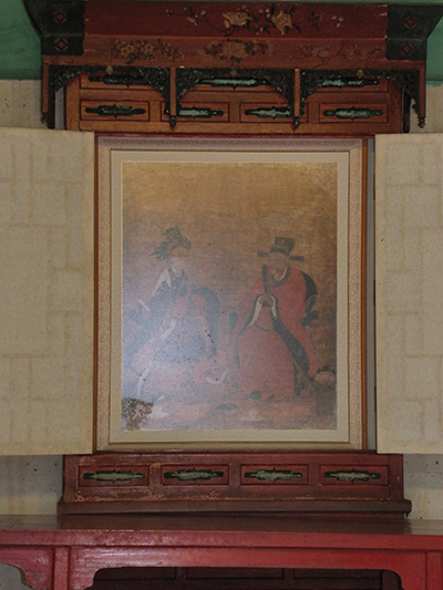 서울 종묘에 있는 공민왕 신당의 내부 모습. 그림 속의 두 인물은 공민왕의 부인인 노국대장공주와 공민왕 본인이다.  