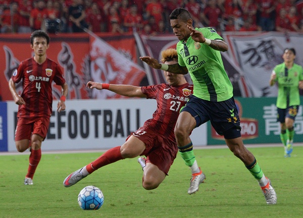  23일 중국 상하이 스타디움에서 열린 2016 아시아축구연맹(AFC) 챔피언스리그 8강 1차전 전북 현대와 중국 상하이 상강의 경기에서 전북 현대 로페즈가 볼다툼을 벌이고 있다 