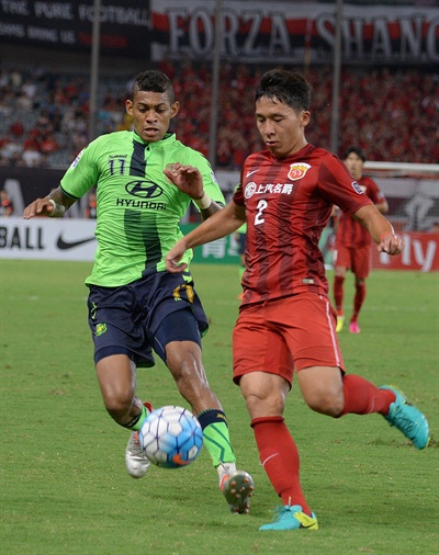  23일 중국 상하이 스타디움에서 열린 2016 아시아축구연맹(AFC) 챔피언스리그 8강 1차전 전북 현대와 중국 상하이 상강의 경기에서 전북 현대 로페스가 볼다툼을 벌이고 있다.
