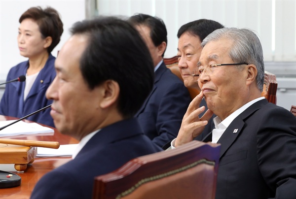 더불어민주당 김종인 비상대책위 대표(오른쪽)가 24일 오전 국회에서 열린 비대위원회의에서 이춘석 비대위원의 발언을 경청하고 있다. 