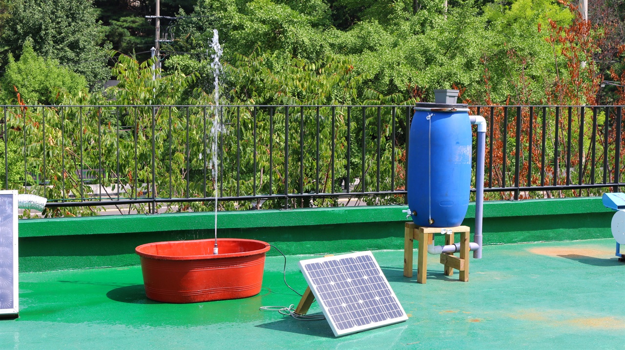 태양광 에너지로 가동되는 햇빛분수. 볕이 강할수록 물줄기를 더 높게 쏘아 올린다. 적정기술랩에 입주해있는 마을기술센터 핸즈의 작품이다.