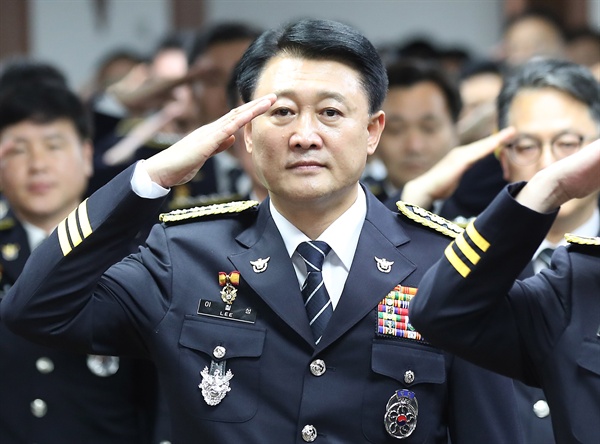이철성 신임 경찰청장이 24일 오후 서울 서대문구 미근동 경찰청에서 열린 취임식에서 국기에 대한 경례를 하고 있다.