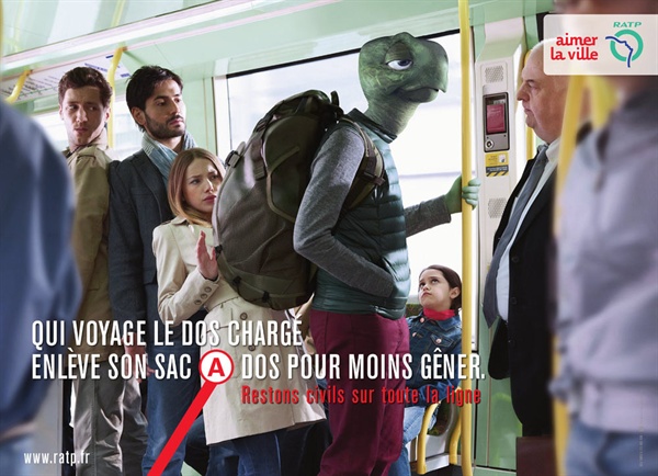 백팩족을 희화화한 파리교통공사의 공익광고