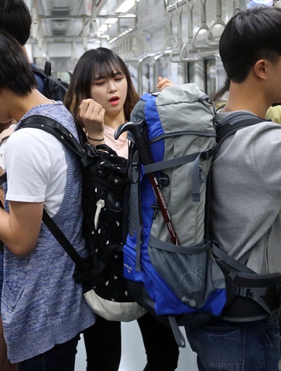지난 2015년 7월, 서울지하철 6호선에서 대학생들이 배낭으로 인한 진로방해, 소지품 걸림, 안전사고 등 지하철 이용시 흔히 일어날 수 있는 불편사례를 연출하며 플래시몹을 펼치고 있다. 도시철도공사와 대학생들은 이날 불편 사례를 연출하며 '지하철 백팩(배낭) 에티켓'을 홍보했다.