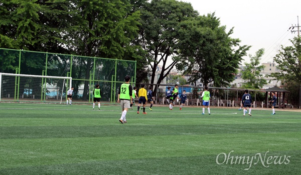  인조 잔디에서 축구시합을 하는 학생들. 