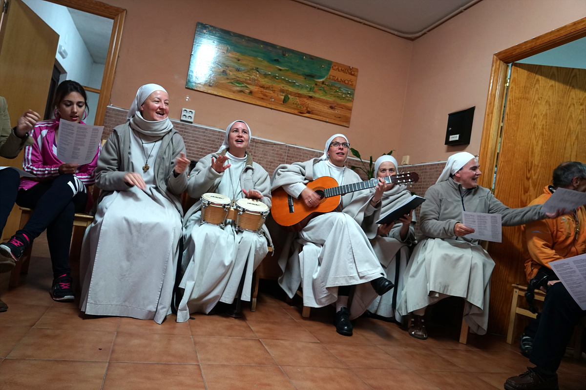  알베르게에 수녀들이 찾아와 같이 노래를 부르다.