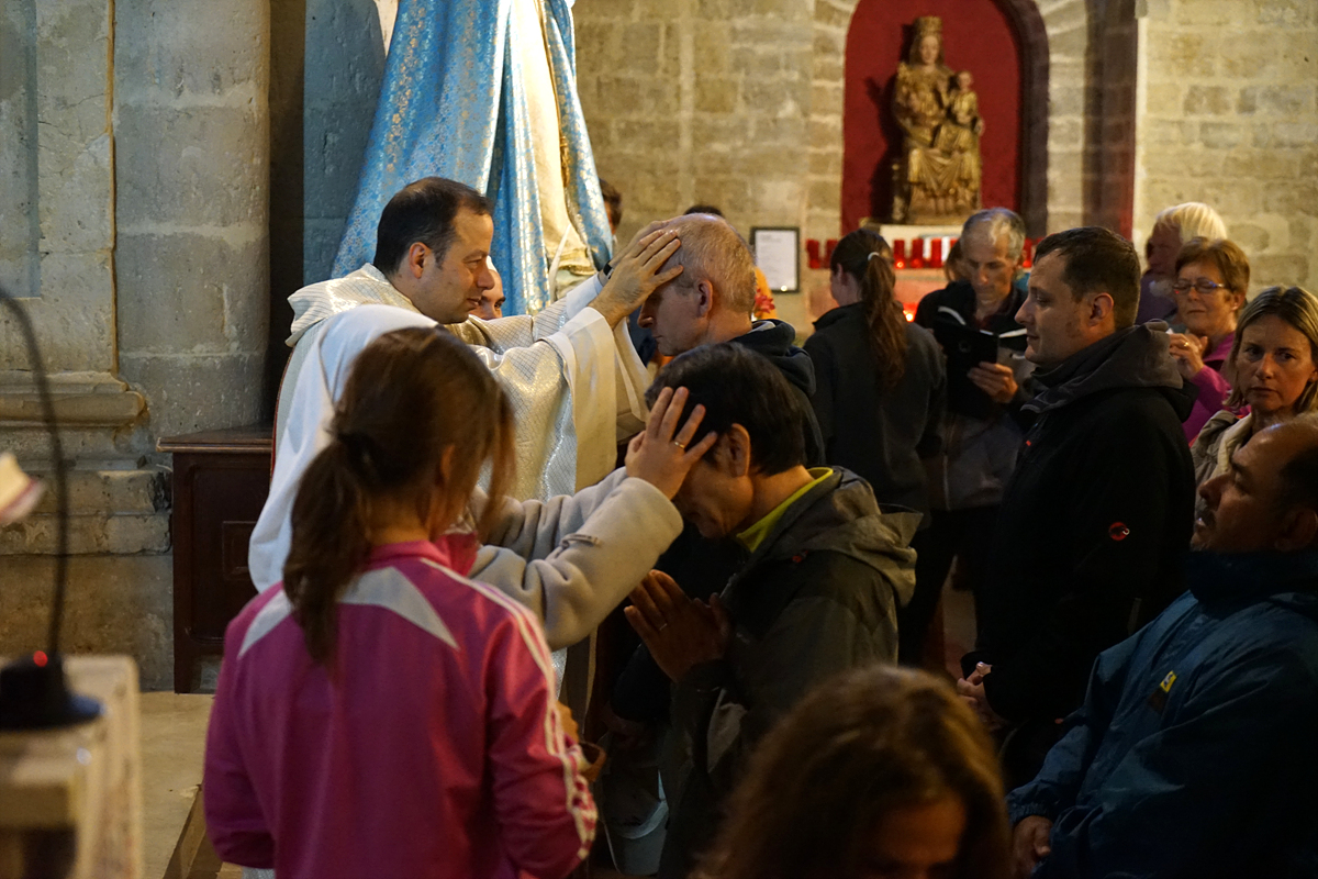  성당에서 미사를 드린 후 순례자들을 축복하는 신부