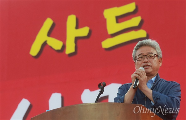  북한의 탄도미사일 방어를 위해 미국의 고고도미사일방어체계인 사드(THAAD) 배치 제3후보지로 김천 인근이 거론되던 지난해 8월 24일, 경북 김천 삼락동 김천종합운동장에서 열린 '사드배치 결사 반대 범시민투쟁 결의대회'에 김천을 지역구로 두고 있는 이철우 새누리당 의원이 참석해 인사말을 하고 있다.
