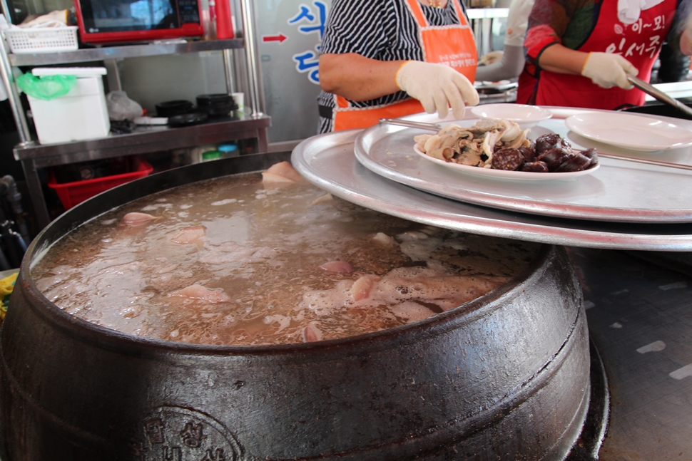 국밥에 사용하는 돼지머리는 가마솥에 푹 끓여낸다.
