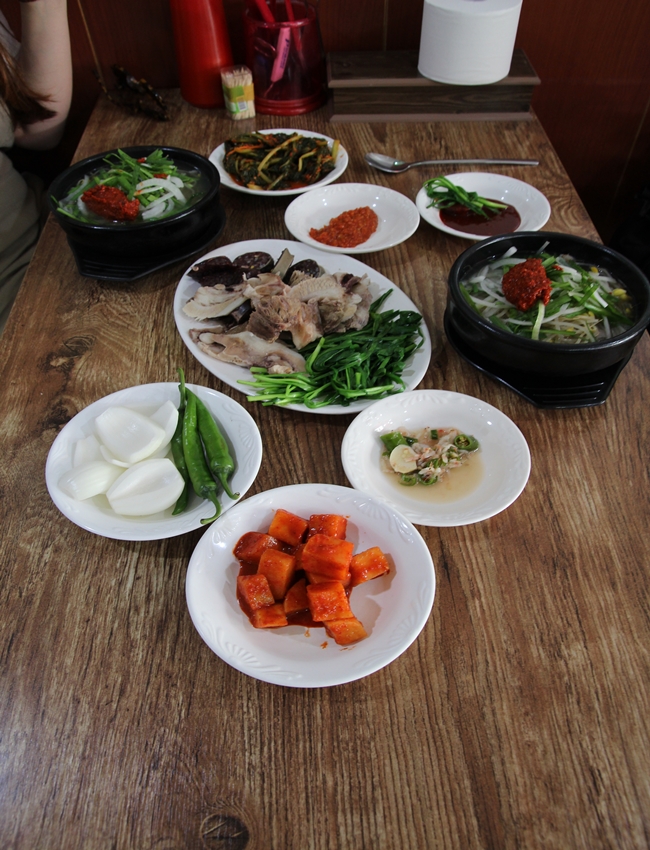 순천 웃장 향촌식당의 기본 상차림이다.
