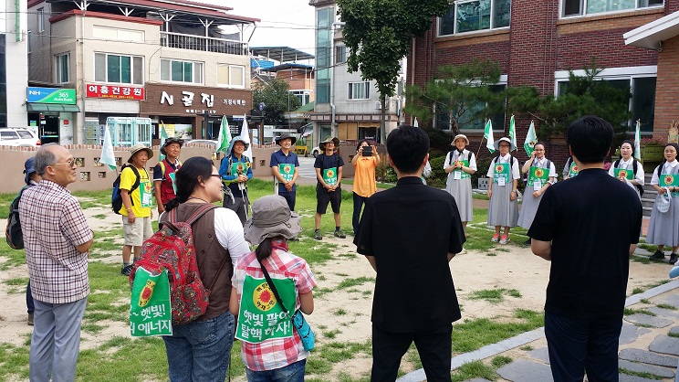 8월 23일 아침 탈핵희망 순례길 출발 여주 성당에서 성원기 교수, 양기석 신부 등이 탈핵희망 순례길에 나서기에 앞서 참가자들 소개를 하고 있다. 