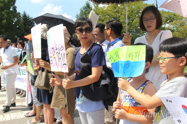 낙동강에 녹조가 창궐하고 있는 가운데, 낙동강네트워크는 25일 오후 경남도청 정문 앞에서 "낙동강 수계 지방자치단체장는 낙동강 보 수문 개방을 선언하라"는 제목으로 기자회견을 열었다.